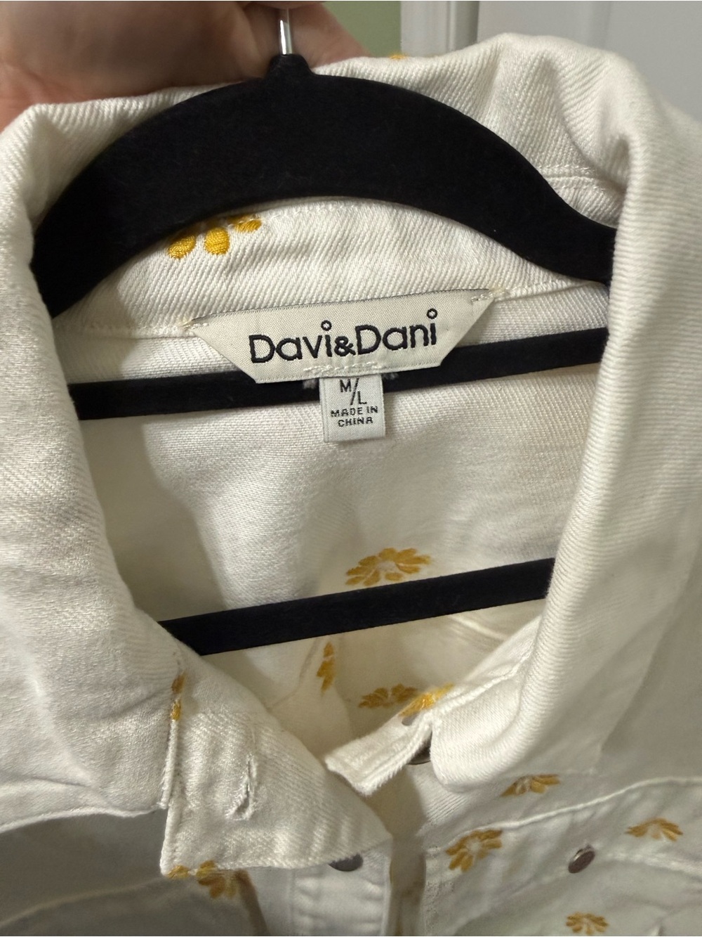 DAVI & DANI White Jean Jacket with Yellow Daisy Embroidery - Picture 3 of 4